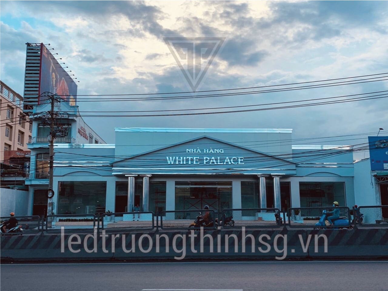 LedTTSg-du-an-thi-cong-mat-tien-NhaHang-mat-dung-alu-1